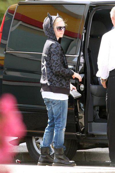 秋冬靴子搭配_馬丁靴穿搭技巧_切爾西靴配什么襪子