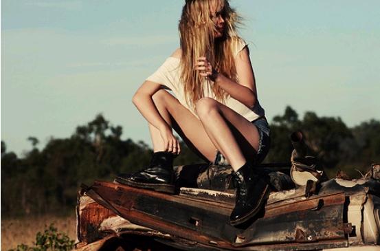 秋冬靴子搭配_切爾西靴配什么襪子_馬丁靴穿搭技巧