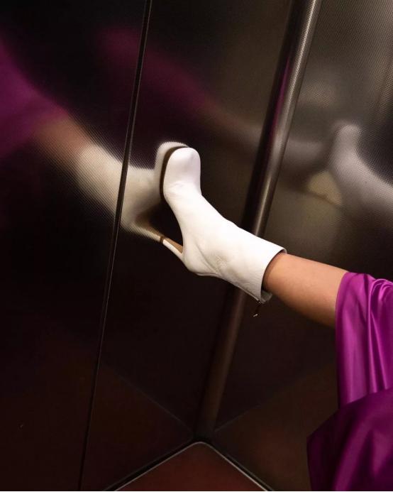 馬丁靴穿搭技巧_秋冬靴子搭配_切爾西靴配什么襪子