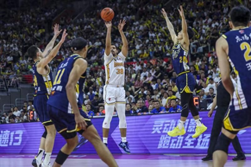 廣東男籃0-3慘敗山西，CBA格局巨變！新貴崛起挑戰(zhàn)傳統(tǒng)豪門