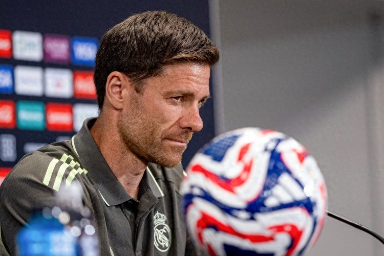 阿隆索與皇馬球員關(guān)系緊張！更衣室不滿情緒蔓延，多名主力質(zhì)疑戰(zhàn)術(shù)定位